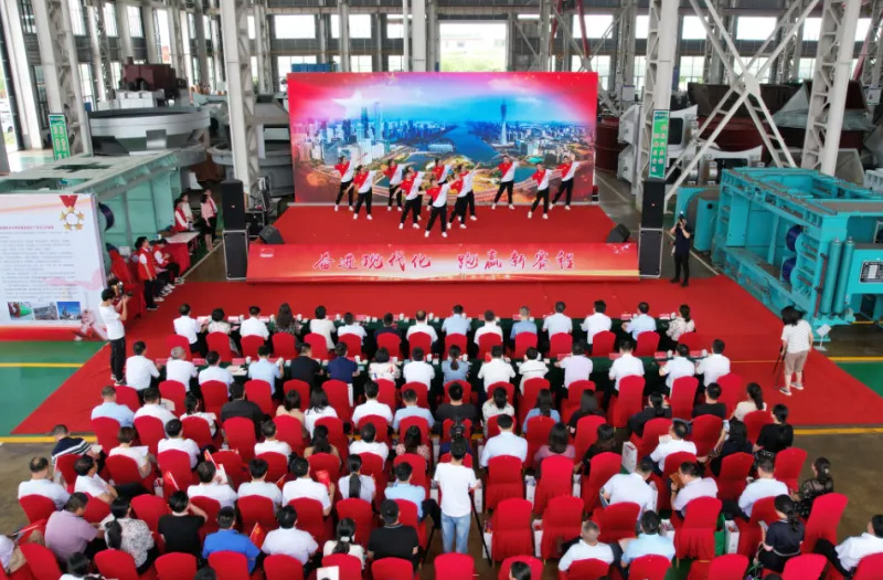 大鹏展翅党旗扬——党旗在suncitygroup太阳集团,太阳集团资源综合利用成套装备生产项目一线高高飘扬