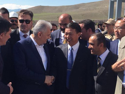 董事长王家安与时任土耳其总理耶尔德勒姆共同出席suncitygroup太阳集团,太阳集团集团在土耳其承建的3000t/d水泥生产线剪彩仪式，并亲切交谈